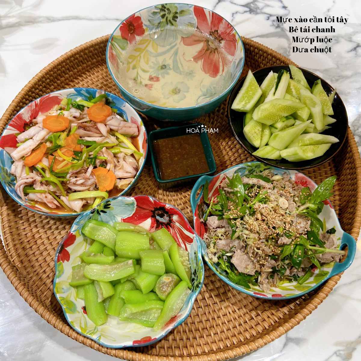 Từ khi còn nhỏ, do bố mẹ bận rộn với công việc, chị đã được rèn luyện việc nấu nướng. Tình yêu ấy lớn dần, cho đến khi lập gia đình, sinh con, đảm nhận vai trò là người làm nội trợ chính trong nhà, chị Hòa càng thêm yêu căn bếp.