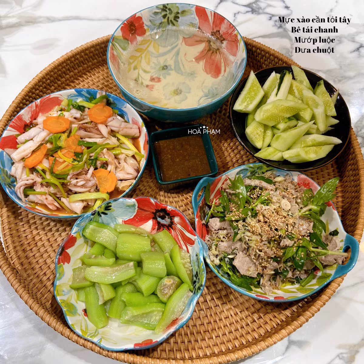 Từ khi còn nhỏ, do bố mẹ bận rộn với công việc, chị đã được rèn luyện việc nấu nướng. Tình yêu ấy lớn dần, cho đến khi lập gia đình, sinh con, đảm nhận vai trò là người làm nội trợ chính trong nhà, chị Hòa càng thêm yêu căn bếp.