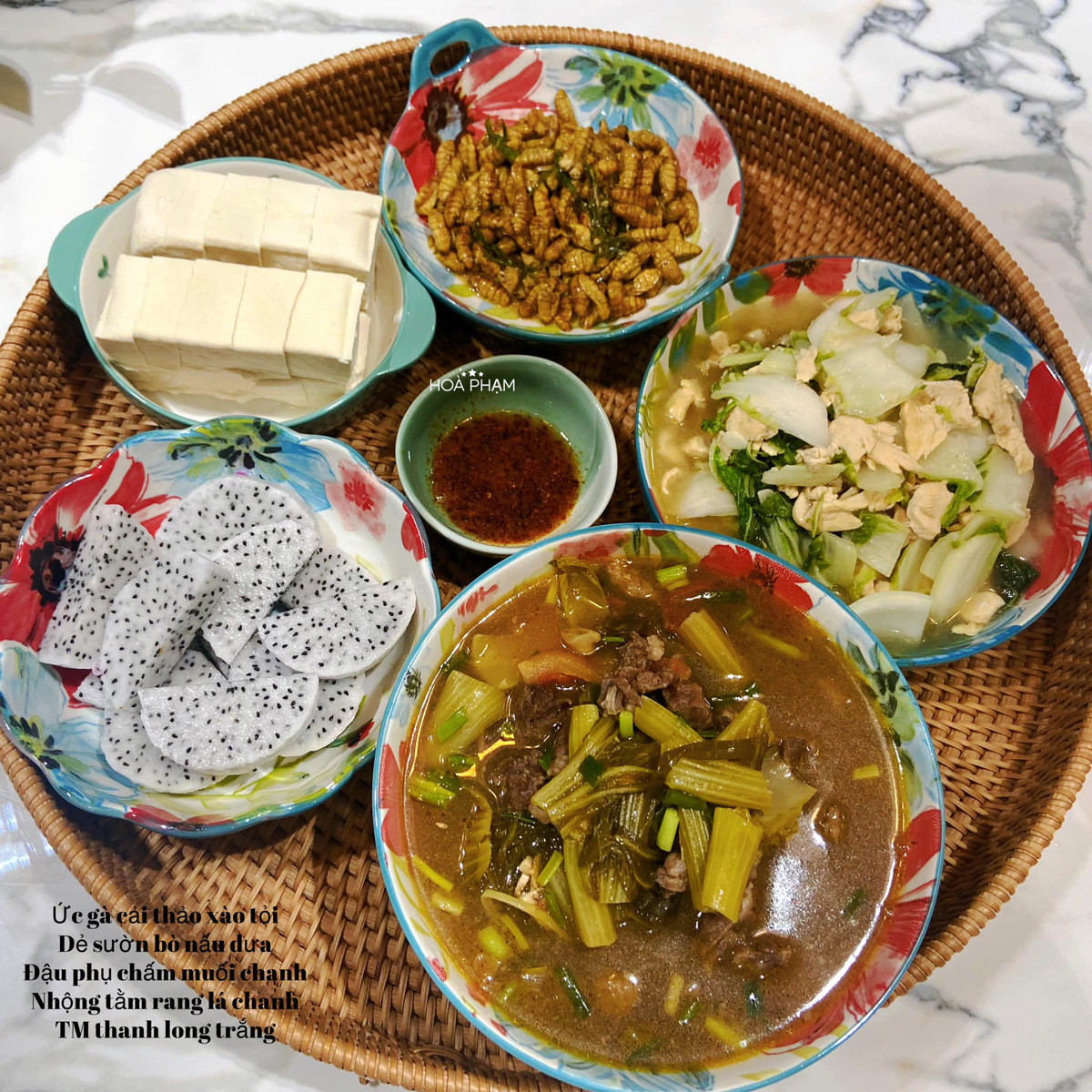 Chị Hòa sáng tạo trong các mâm cơm.