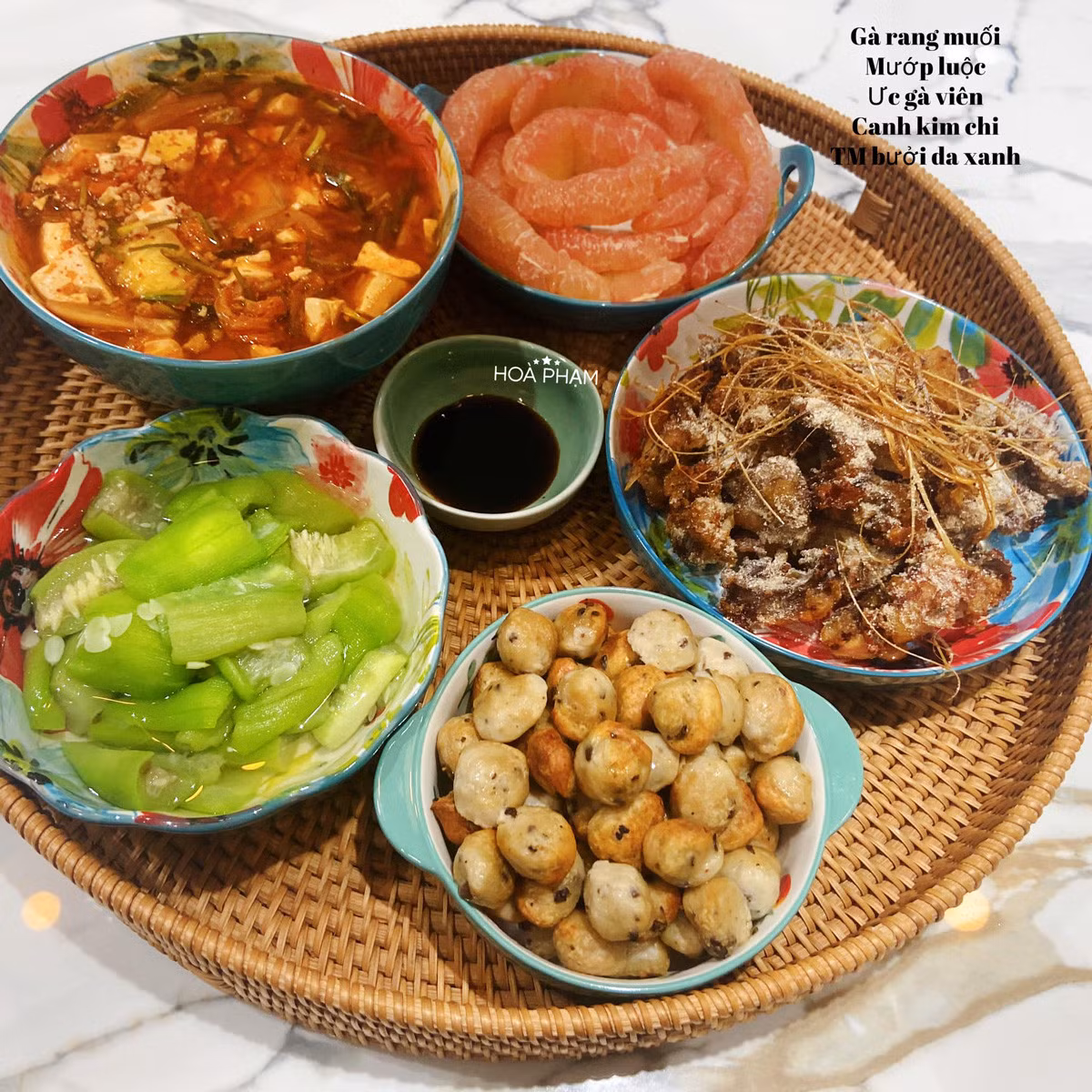 Với chị, mỗi bữa ăn không chỉ ngon mà còn luôn an tâm về khâu an toàn thực phẩm. Những mâm cơm của chị Hòa là thực đơn gợi ý cho nhiều gia đình, khỏi "vắt óc" nghĩ món ăn hàng ngày.