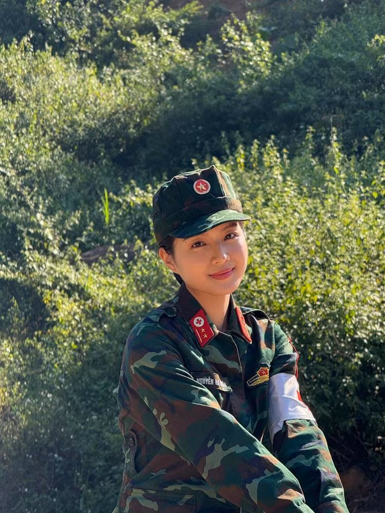 Trong bộ phim ''Không thời gian'', Trung úy Miên - nữ quân y nghiêm túc trong công việc, luôn hết lòng với bệnh nhân. Khoác bộ quân phục, Bích Ngọc truyền tải sự kiên cường, tận tụy của Mộc Miên.