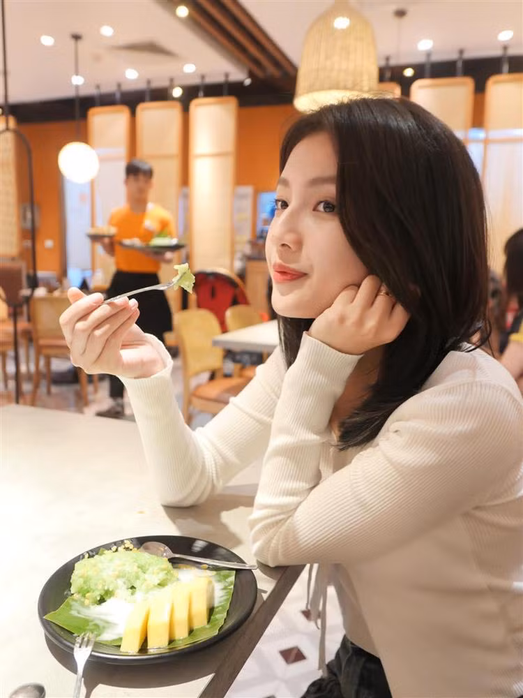 Bích Ngọc, sinh năm 1997, từng là hot girl Đại học Ngoại thương Hà Nội. Yêu thích diễn xuất, cô quyết định theo đuổi con đường nghệ thuật.