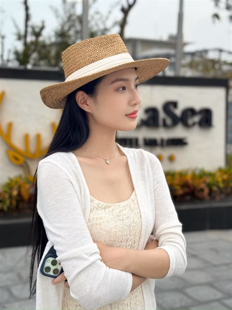 Nữ diễn viên sở hữu khuôn mặt xinh đẹp không kém hoa hậu, á hậu. Cô được nhận xét có vẻ đẹp trong sáng, nhẹ nhàng, phù hợp với những vai diễn thùy mị, nết na