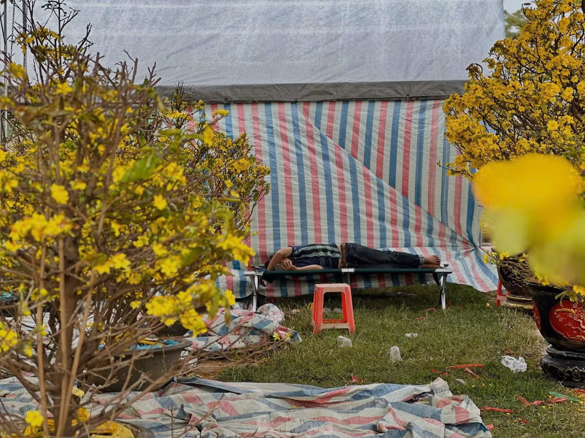 Tại Hà Tĩnh, không khí buôn bán trầm lắng. Các tiểu thương ngồi chờ đợi suốt nhiều giờ nhưng lác đác chỉ vài khách ghé qua.