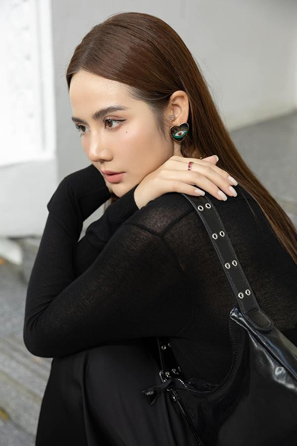 goài ra, trên trang cá nhân của mình, Phan Minh Huyền từng chia sẻ bữa sáng giảm cân giữ dáng mà cô vẫn luôn áp dụng ngay cả khi theo đoàn quay phim hay ngoài đời thường. Có thể thấy hộp đồ ăn sáng toàn hoa quả và khoai lang được Phan Minh Huyền chuẩn bị để mang theo mỗi khi có lịch trình ghi hình hay trang điểm từ sáng sớm.