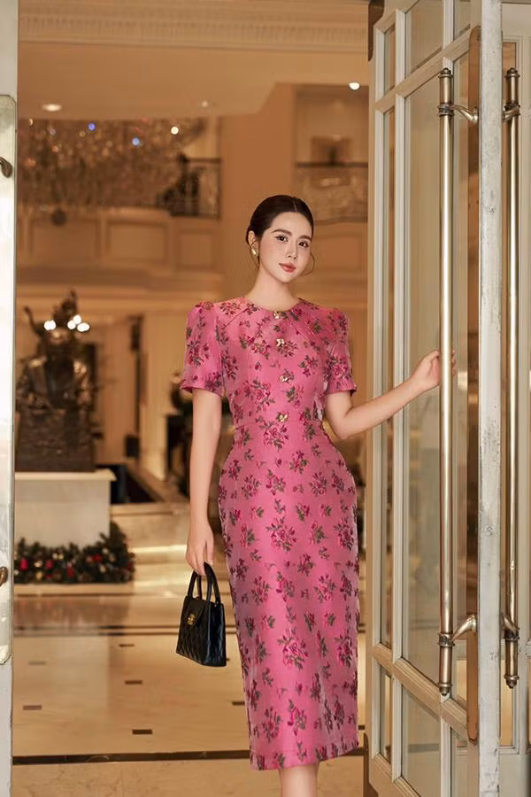 Để có được sắc vóc trẻ đẹp, Phan Minh Huyền (Huyền Lizzie) tự nhận bản thân là người thích vận động và nghiêm túc duy trì chế độ ăn uống để loại bỏ mỡ thừa tích tụ. Nữ diễn viên đến phòng tập gym, tập yoga tại nhà hoặc chạy bộ ngoài trời...