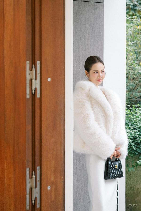 goài chia sẻ khoảnh khắc với hoa cưới, Phan Minh Huyền còn khoe sắc vóc xinh đẹp.