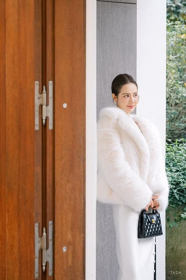 Ngoài chia sẻ khoảnh khắc với hoa cưới, Phan Minh Huyền còn khoe sắc vóc xinh đẹp.