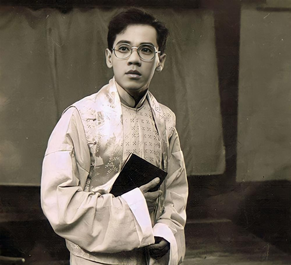 Năm 21 tuổi, Thành Lộc tốt nghiệp Khoa Diễn viên, Trường Cao đẳng Sân khấu - Điện ảnh TPHCM, một năm sau đó nghệ sĩ đầu quân cho Đoàn kịch Tuổi Trẻ TPHCM. 