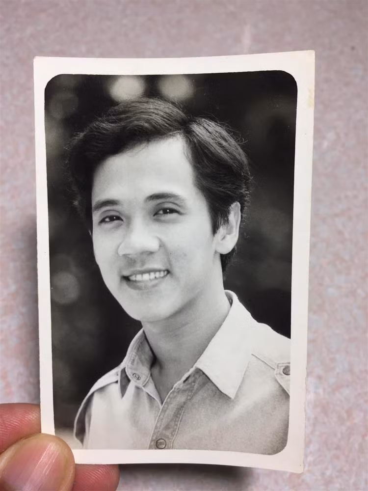  Nguyễn Thành Lộc (sinh năm 1961), thường được biết đến với nghệ danh Thành Lộc, sinh ra trong gia đình có truyền thống về nghệ thuật. Cha ông là NSND Thành Tôn, mẹ là nghệ sĩ hát bội Huỳnh Mai, anh trai Bạch Long và chị gái Bạch Lê đều là nghệ sĩ cải lương nổi tiếng.