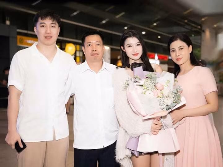 Người thân của Phương Nhi đồng hành với cô trong nhiều hoạt động showbiz. Trước khi giành ngôi vị Á hậu, mỹ nhân sinh năm 2002 luôn được mẹ cổ vũ, động viên, hỗ trợ để tập luyện, rèn vóc dáng và các kỹ năng.