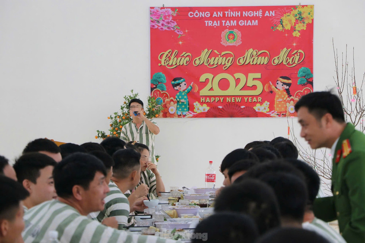 Ngày 24/1 (tức 25 tháng Chạp), Trại tạm giam Công an tỉnh Nghệ An tổ chức bữa cơm tất niên dành tặng các phạm nhân đang thi hành án tại đây.