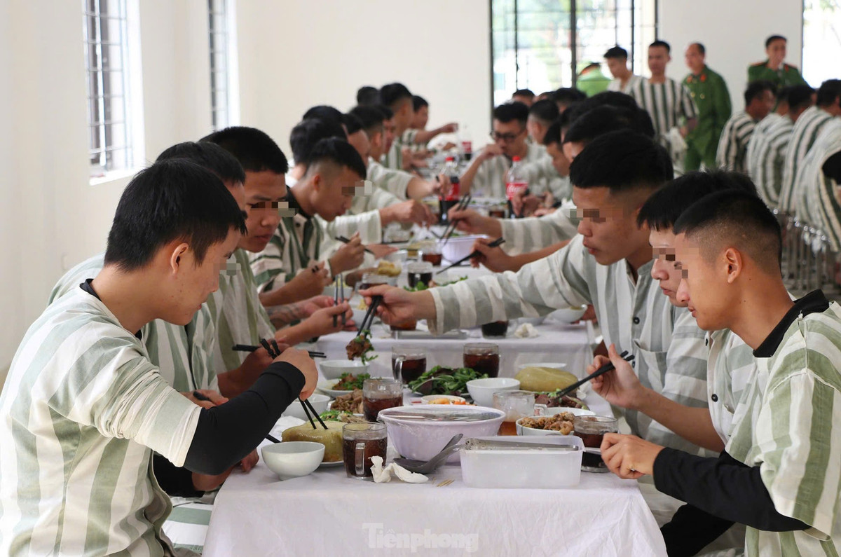 Bữa cơm tất niên sớm trong trại giam, cùng sự quan tâm của các cấp, ngành và cán bộ, chiến sỹ trại giam đã thắp lên niềm tin và quyết tâm lao động, cải tạo để sớm được giảm án, ra tù trước thời hạn của các phạm nhân.