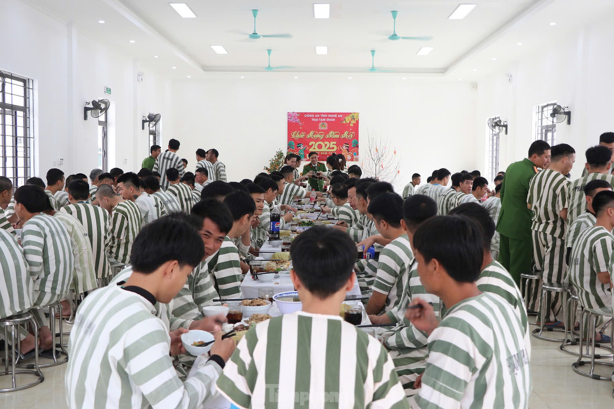 Thượng tá Nguyễn Xuân Trà, Phó Giám thị Trại tạm giam Công an tỉnh Nghệ An cho biết, đơn vị đang quản lý 133 phạm nhân và gần 1.000 bị can, bị cáo. Ngoài chế độ chung, hơn 10 năm nay, trại giam duy trì tổ chức bữa cơm Tất niên dành cho phạm nhân. “Bữa cơm tất niên không chỉ là sự ghi nhận thành quả lao động, cải tạo của các phạm nhân, mà thông qua đó, là sự động viên, khích lệ các phạm nhân yên tâm cải tạo, phấn đấu để sớm trở về sum họp với gia đình, người thân”, Thượng tá Nguyễn Xuân Trà nói.