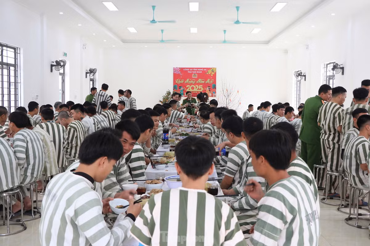 Thượng tá Nguyễn Xuân Trà, Phó Giám thị Trại tạm giam Công an tỉnh Nghệ An cho biết, đơn vị đang quản lý 133 phạm nhân và gần 1.000 bị can, bị cáo. Ngoài chế độ chung, hơn 10 năm nay, trại giam duy trì tổ chức bữa cơm Tất niên dành cho phạm nhân. “Bữa cơm tất niên không chỉ là sự ghi nhận thành quả lao động, cải tạo của các phạm nhân, mà thông qua đó, là sự động viên, khích lệ các phạm nhân yên tâm cải tạo, phấn đấu để sớm trở về sum họp với gia đình, người thân”, Thượng tá Nguyễn Xuân Trà nói.