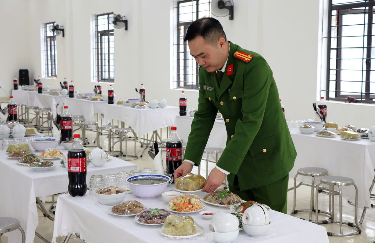 Mâm cơm Tết với bánh chưng, thịt gà, thịt lợn, miến xào, dưa hành muối, rau và canh xương hầm. Tất cả đều là sản phẩm quá trình lao động, cải tạo của các phạm nhân trong quá trình thụ án tại đây.