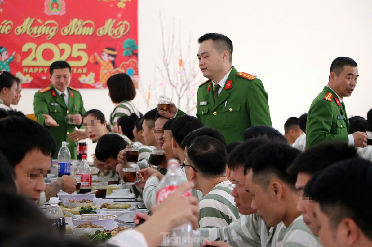 Trong không khí ấm cúng, dường như không còn khoảng cách giữa cán bộ quản lý giam giữ và các phạm nhân.