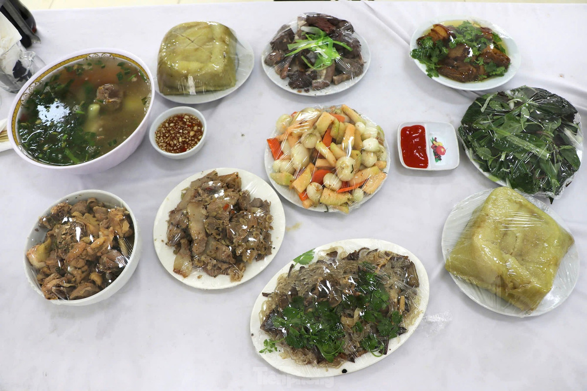 Mâm cơm thịnh soạn với mong muốn tất cả mọi người được hưởng không khí Tết ấm cúng, đủ đầy