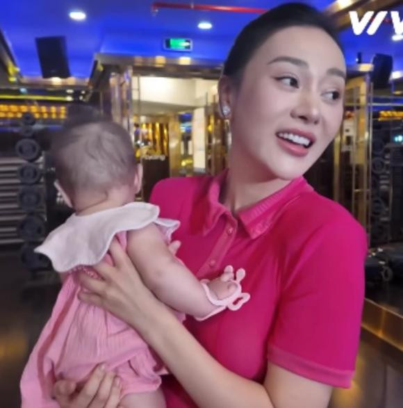 Phương Oanh bế hai con đi tập nhảy Phuong Oanh be hai con di tap nhay