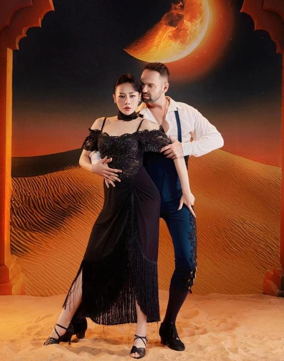 Phương Oanh bế hai con đi tập nhảy - Hình 3 Phuong Oanh be hai con di tap nhay-Hinh-3