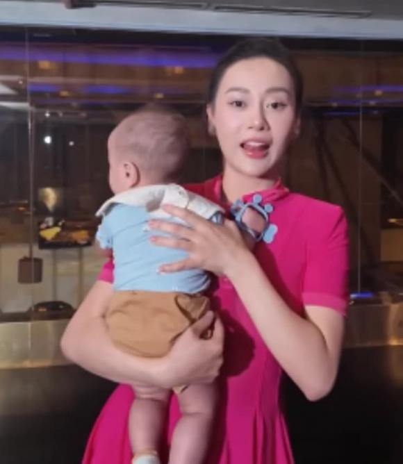 Phương Oanh bế hai con đi tập nhảy - Hình 2 Phuong Oanh be hai con di tap nhay-Hinh-2