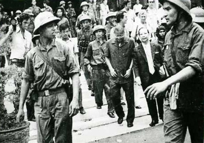  Ông Dương Văn Minh trên đường ra đài phát thanh Sài Gòn.