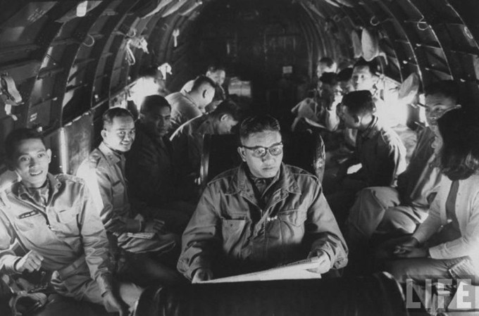 Năm 1971, tướng Minh tái xuất chính trường và đối đầu với đương kim Tổng thống Nguyễn Văn Thiệu, người được Mỹ ủng hộ trong cuộc chạy đua tranh chức Tổng thống. Cuối cùng, ông Minh đã rút lui sau khi tuyên bố rằng cuộc bầu cử chỉ là trò múa rối. Cũng có thể, ông rút lui vì tự thấy mình sẽ thua. Nguyễn Văn Thiệu trở thành Tổng thống mà không phải cạnh tranh với đối thủ nào cả.