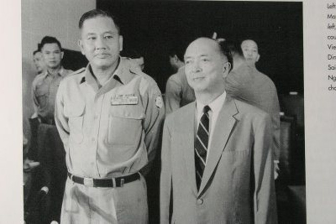  Về việc Tướng Minh đầu hàng vô điều kiện, có nhiều cách giải thích khác nhau. Nhà báo Mỹ Stanley Karnow (tác giả bộ phim tài liệu Việt Nam - Thiên lịch sử truyền hình) nêu vấn đề: “Tại sao ông Minh không ra quyết định tử chiến, điều mà ông có thể làm?”. 