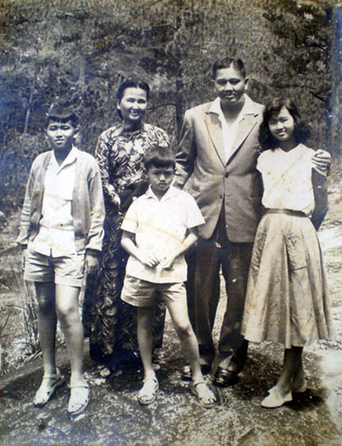 Tướng Minh có ba con, một gái hai trai và vài cháu nhỏ. Hiện, con trai ông sống ở Paris. 