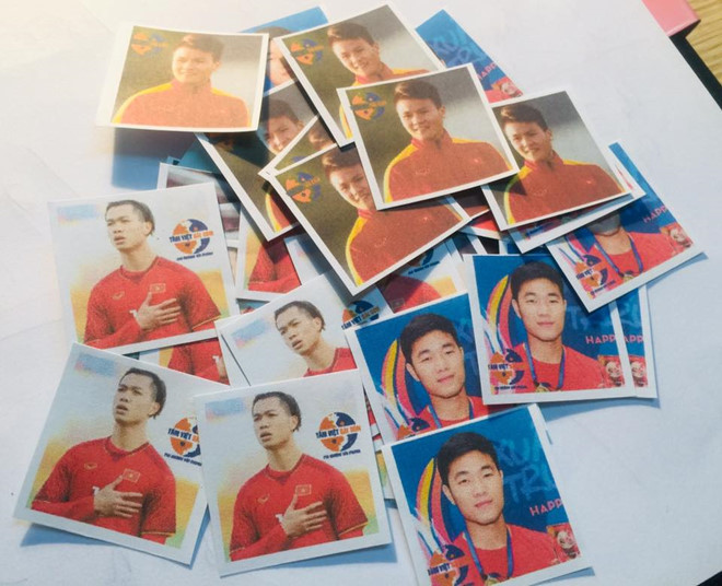 Co giao 9X in hinh DT Viet Nam len sticker tich diem cho hoc tro