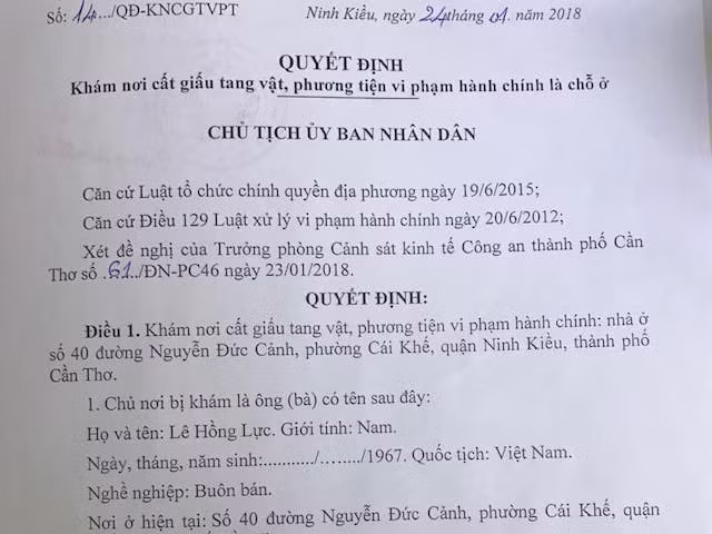 Nguoi ky lenh kham xet noi doi 100 USD cho anh tho dien noi gi?