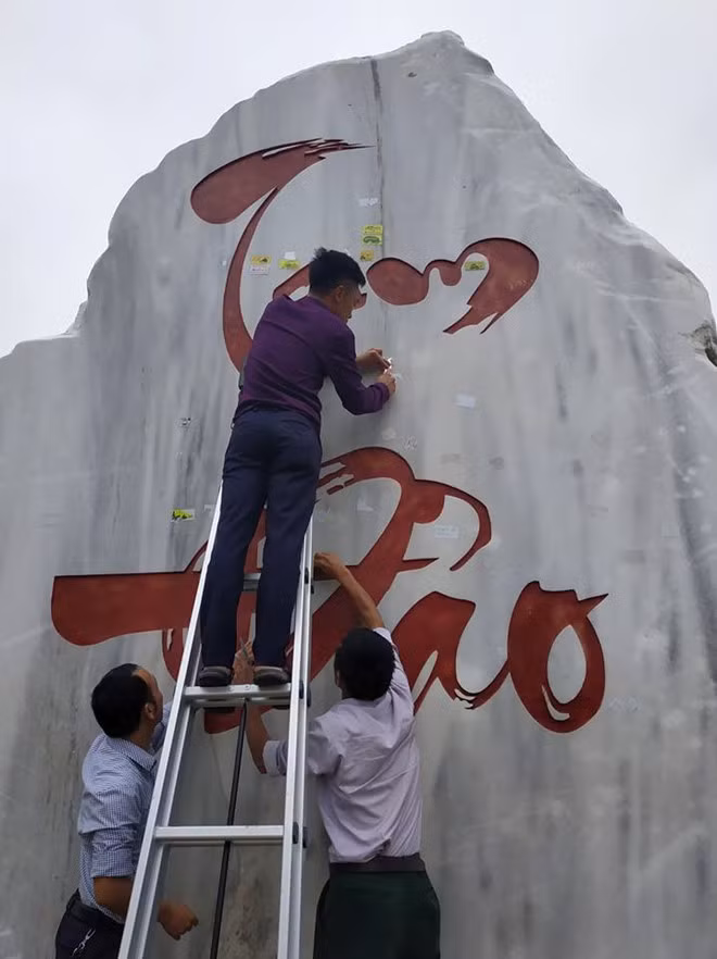 Nhieu phuot thu dan giay ghi ten minh len hon da bieu tuong Tam Dao