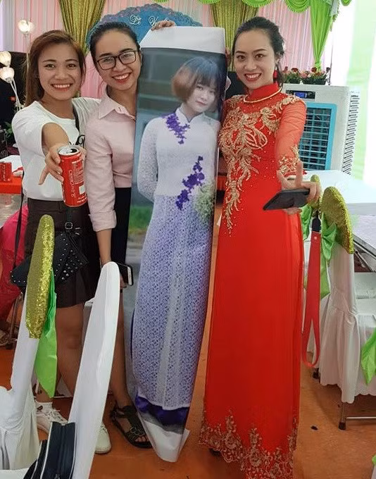 Co dau chup anh cung hinh ban than trong ngay cuoi