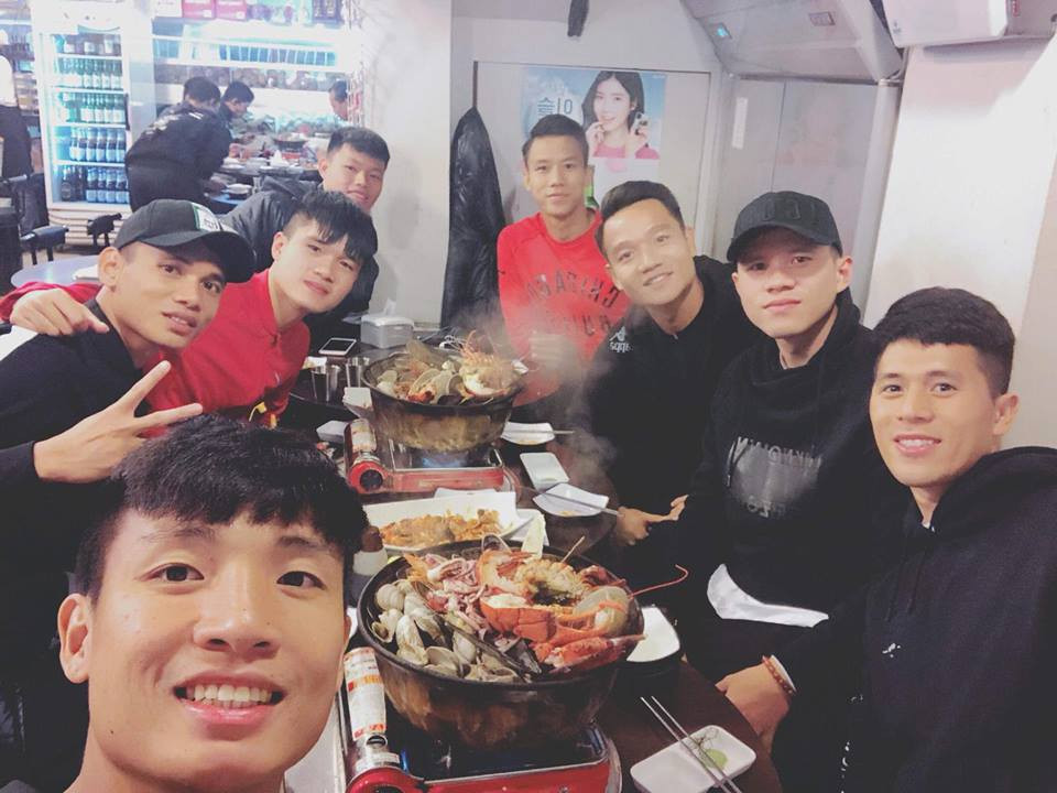 Tuyển Việt Nam chê phở Hàn Quốc, Công Phượng khoe thiệp cưới khiến fan giật mình Tuyen Viet Nam che pho Han Quoc, Cong Phuong khoe thiep cuoi khien fan giat minh