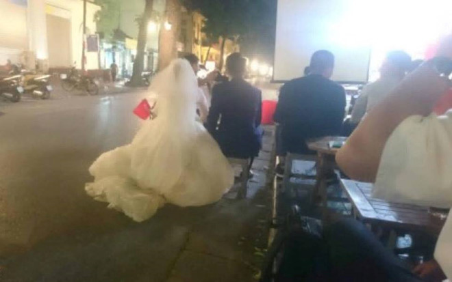 Cap 9X vui mung chup anh cuoi giua bien nguoi 