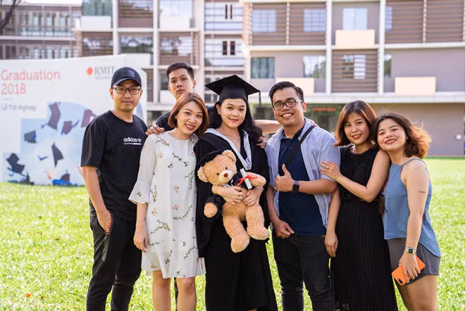 Nu sinh RMIT viet kich ban MV 'Em gai mua' va nhieu ca khuc noi tieng-Hinh-2