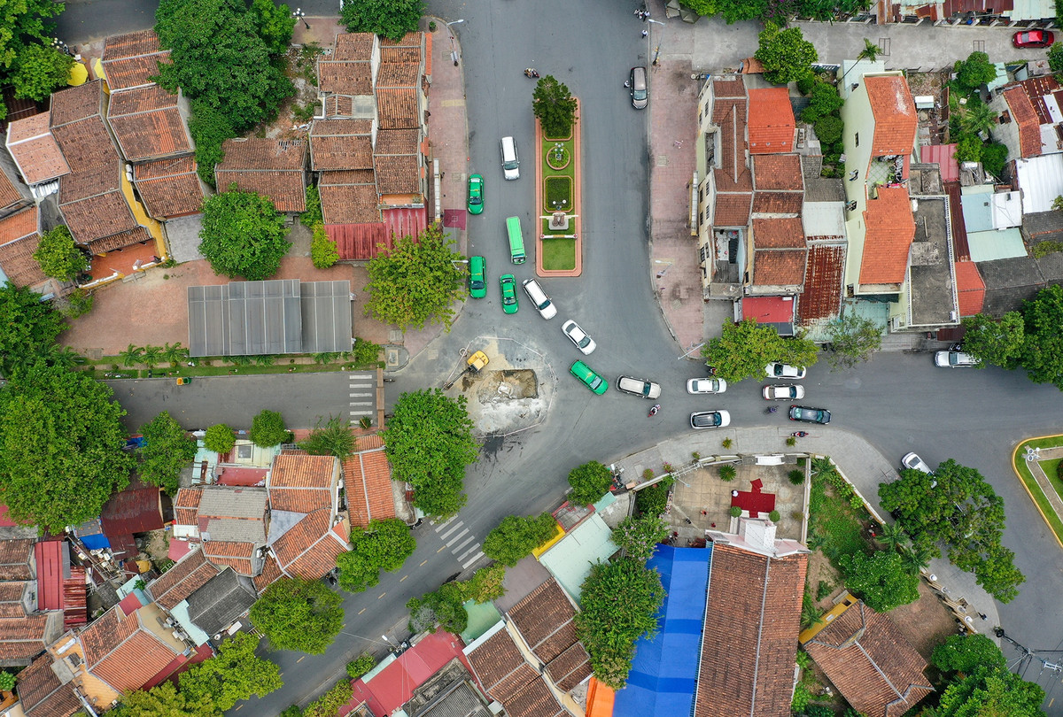 Hầu hết tuyến đường tại TP Hội An nằm trong khu vực trung tâm không được mở rộng vì nằm trong sự quản lý của UNESCO. Vì vậy, vào giờ cao điểm khi xe du lịch và taxi đưa đón khách gây khó khăn cho việc tham gia giao thông của người dân địa phương.