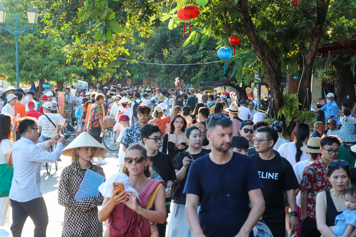 Giai đoạn hậu dịch Covid-19, số lượng du khách đến Hội An tăng lên nhanh chóng. Trung bình đô thị cổ này đón khoảng 6 triệu lượt khách du lịch mỗi năm. Đây là tín hiệu tích cực về mặt phát triển kinh tế nhưng cũng gây ra áp lực lớn về hạ tầng giao thông, ô nhiễm môi trường và văn hóa cho phố cổ Hội An.