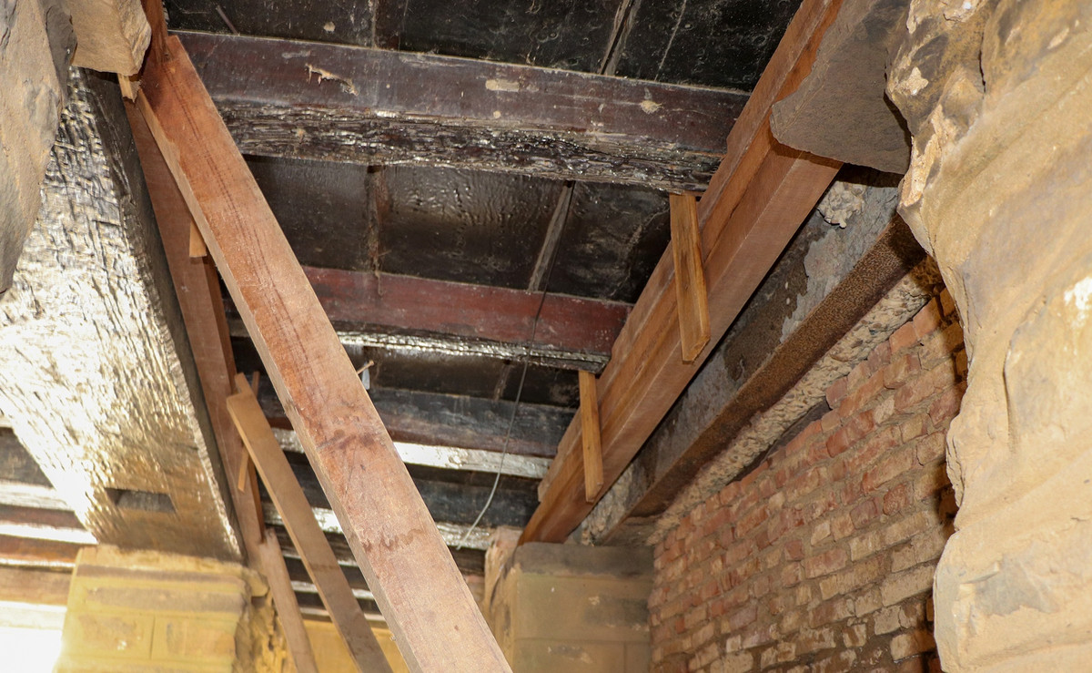 Chính quyền TP Hội An phải dùng gỗ để chằng chống phía bên dưới các mố trụ của di tích.