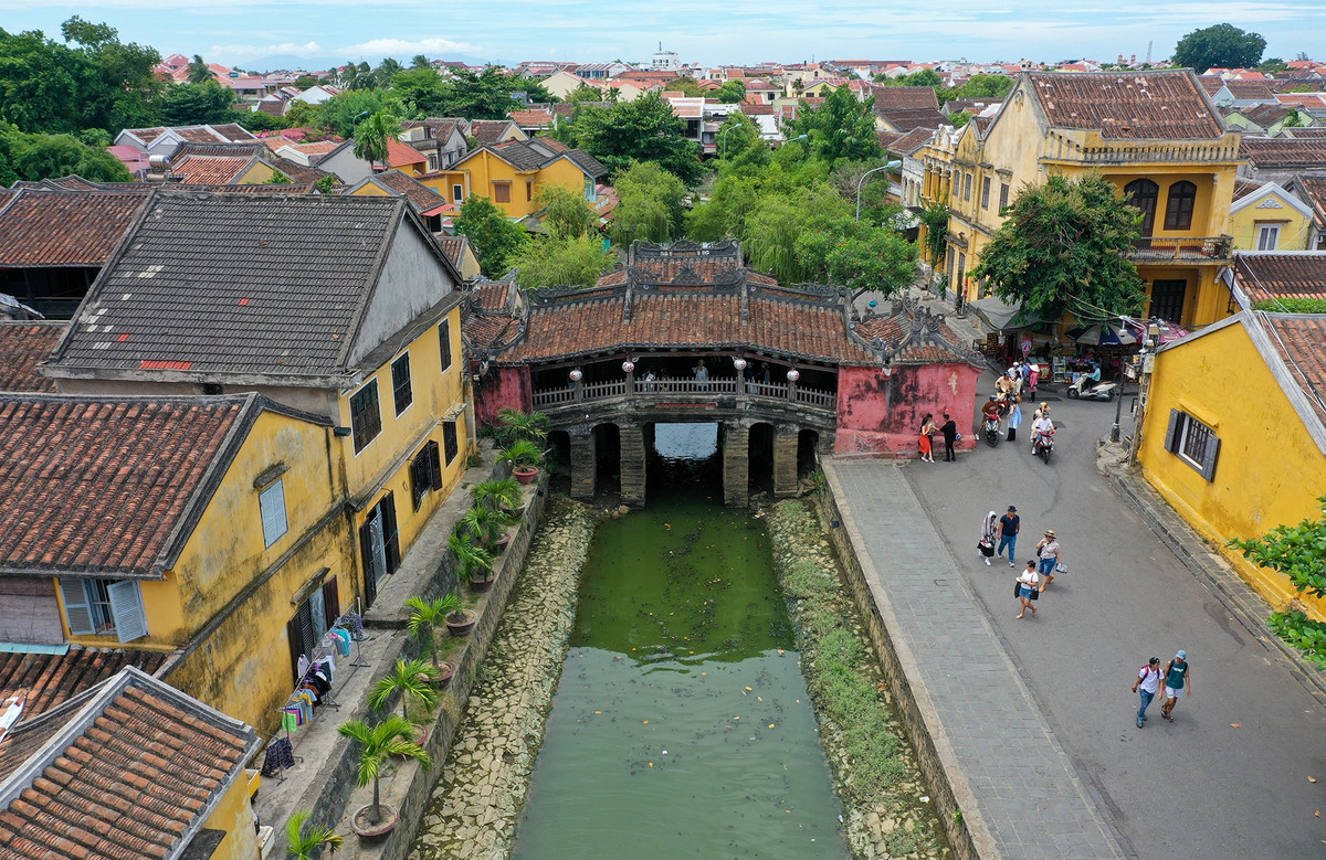 Chủ tịch UBND tỉnh Quảng Nam Lê Trí Thanh cho biết do hình thành lâu cùng nhiều sự tác động của con người và thiên nhiên, rất nhiều công trình trong phố cổ hiện nay đã xuống cấp, hư hại và có nguy cơ sụp đổ bất cứ lúc nào. Ngoài ra, Hội An là vùng thấp trũng, vì vậy mỗi khi mùa mưa bão vấn đề ngập lụt, sạt lở bờ sông cũng gây nên sự hư hại cho các di tích.