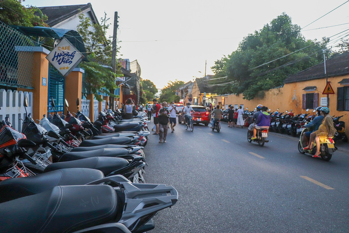 Vỉa hè khắp các tuyến phố ở Hội An bị người dân chiếm dụng thành địa điểm trông giữ xe, du khách bị đẩy xuống lưu thông dưới lòng đường gây mất an toàn giao thông. Theo ông Nguyễn Văn Sơn (Chủ tịch UBND TP Hội An), từ khi hình thành đến nay, cơ sở hạ tầng tại phố cổ gần như không được đầu tư, nâng cấp, các bãi đỗ xe đều kín nên tận dụng phần vỉa hè để giữ xe máy.