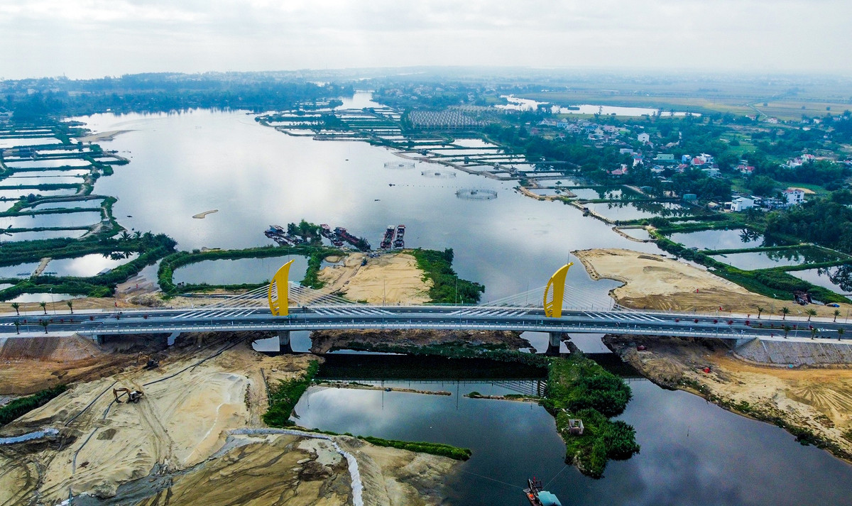 Tỉnh Quảng Nam đang đầu tư hạ tầng giao thông đối ngoại kết nối giữa trung tâm của Hội An với các khu vực lân cận như thị xã Điện Bàn, huyện Duy Xuyên, TP Đà Nẵng. Việc kết nối với địa phương khác sẽ giúp Hội An giảm tải áp lực về phát triển đô thị. "Để duy trì và phát triển, Hội An cần giải quyết những vấn đề áp lực đối với đô thị cổ. Nếu không chính sự phát triển nội tại, sự phát triển về du lịch sẽ làm gia tăng quá trình hủy hoại đô thị này", ông Lê Trí Thanh, Chủ tịch UBND tỉnh Quảng Nam, nói.