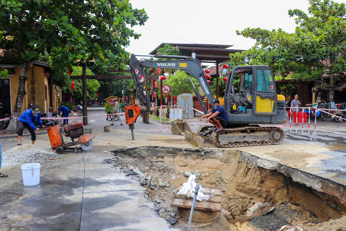Ông Đức (người dân phường Tân An) nêu ý kiến: "Địa phương nên giảm tải lượng du khách bằng việc tổ chức các tour du khách theo giờ để tránh tập trung quá đông người. Hiện nay vào giờ cao điểm từ 17h đến 21h khu vực Quảng trường sông Hoài lúc nào cũng chật kín phương tiện, tôi rất ngại khi ra đường vào khung giờ đó", ông Đức nói.