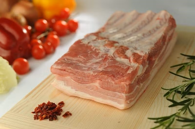 Meo lam sach thit lon de loai bo hoa chat ton du