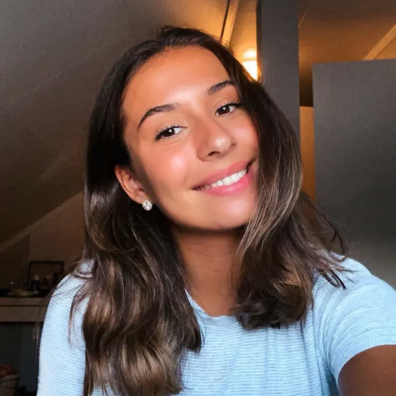 Lần khác là Haaland tận hưởng buổi tối ở Manchester, đón năm mới 2023 cùng bạn gái xinh đẹp. Nhiều fan nữ ghen tị khi cô nàng chiếm giữ được trái tim Haaland.