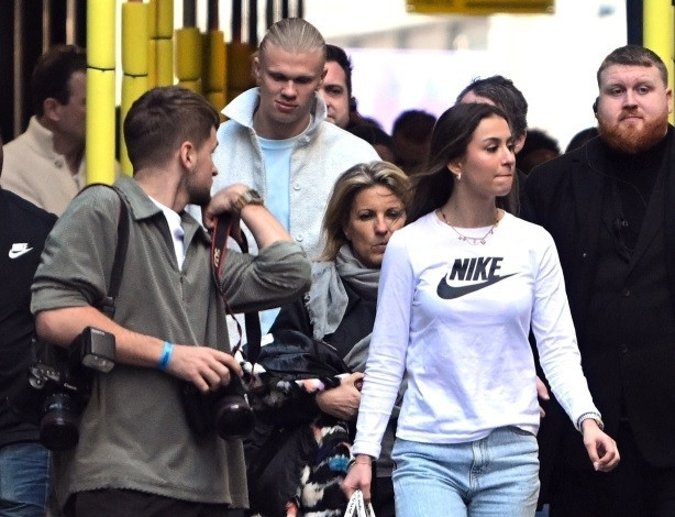 Đây là lần hiếm hoi ngôi sao Man City ‘khoe’ bạn gái (cũng là cầu thủ) trên phố khi Haaland muốn giữ một cuộc sống riêng kín đáo nhất có thể. 