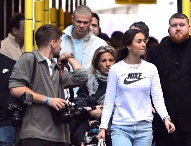 Đây là lần hiếm hoi ngôi sao Man City ‘khoe’ bạn gái (cũng là cầu thủ) trên phố khi Haaland muốn giữ một cuộc sống riêng kín đáo nhất có thể. 