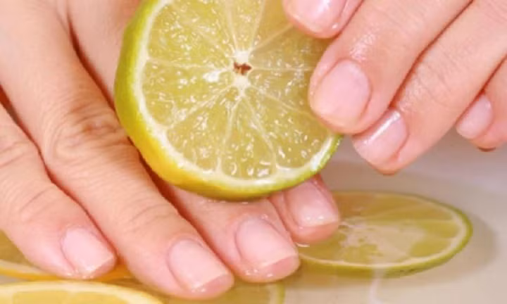 7 cach loai bo mui tanh tren tay sau khi che bien hai san