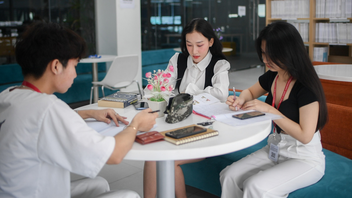 Dù có lịch học hay không, tôi luôn dậy từ 6h để có nhiều thời gian hơn. Mỗi tuần, tôi có 3 buổi sáng học trên trường, thời gian còn lại dành cho các lớp kỹ năng mềm và thể thao, giải trí.