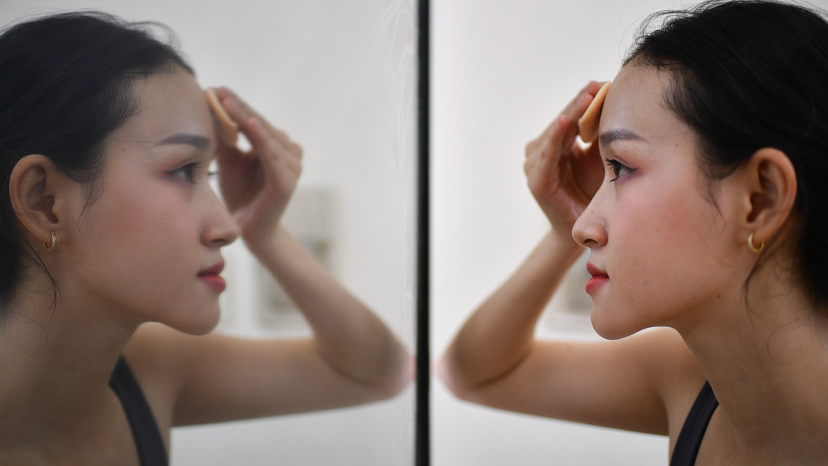 Buổi chiều của tôi bắt đầu bằng buổi học catwalk. Tôi tự trang điểm nhẹ nhàng trước khi đến lớp học. Tôi bắt đầu học catwalk hơn 2 tháng nay. Với vai trò Hoa khôi, tôi muốn bản thân thật sự tự tin trong mỗi bước đi.